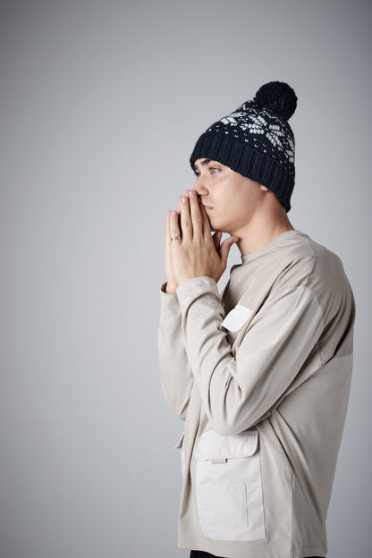 Bommelmütze mit Fair Isle-Strickmuster