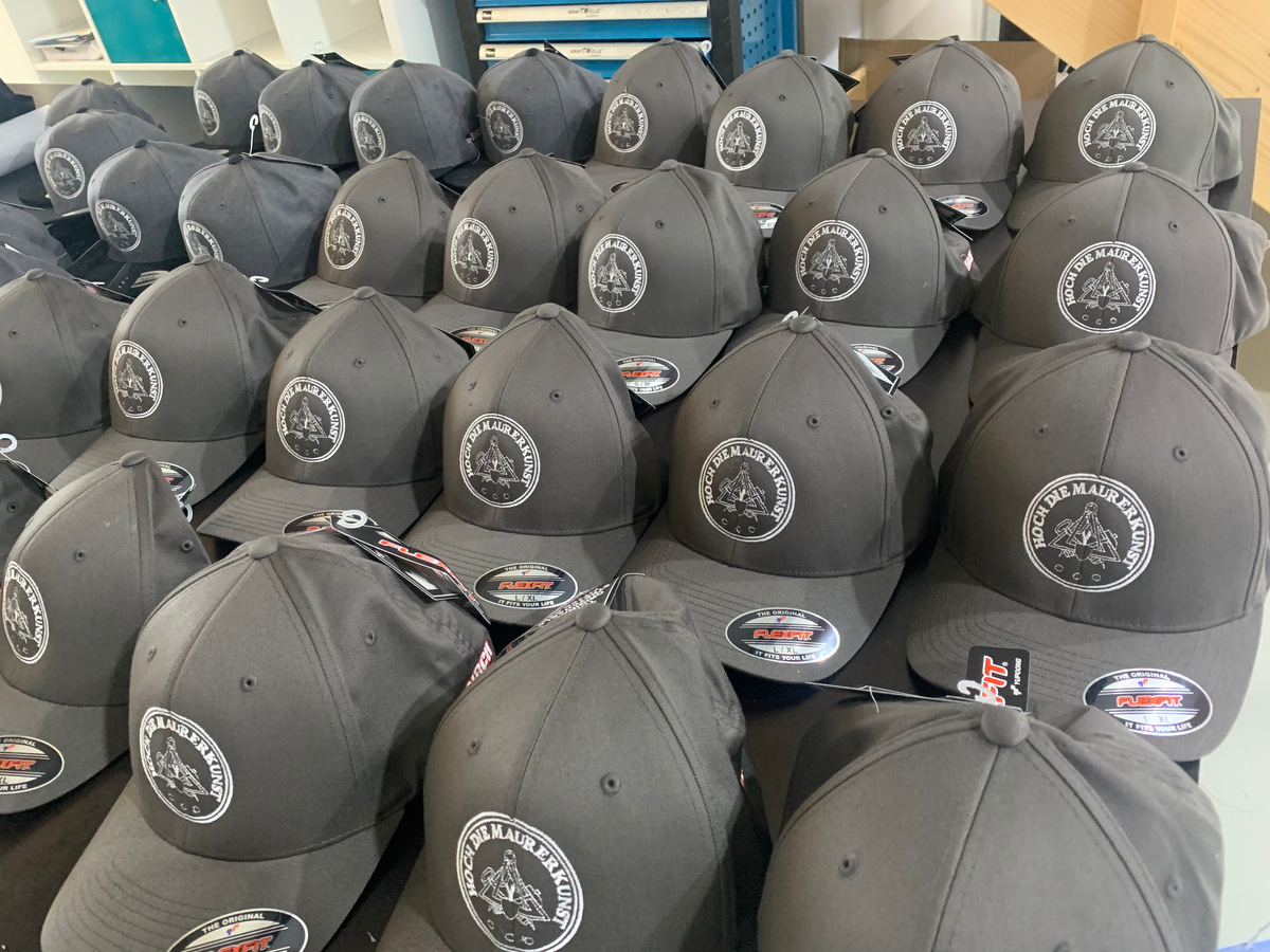 Graue Caps mit fein gesticktem, weißem Firmenlogo