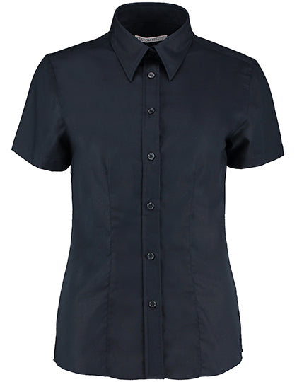 Women´s Tailored Fit Workwear Oxford Shirt Short Sleeve von Kustom Kit – Produkt- und Farbansicht für Textildruck und Stickerei