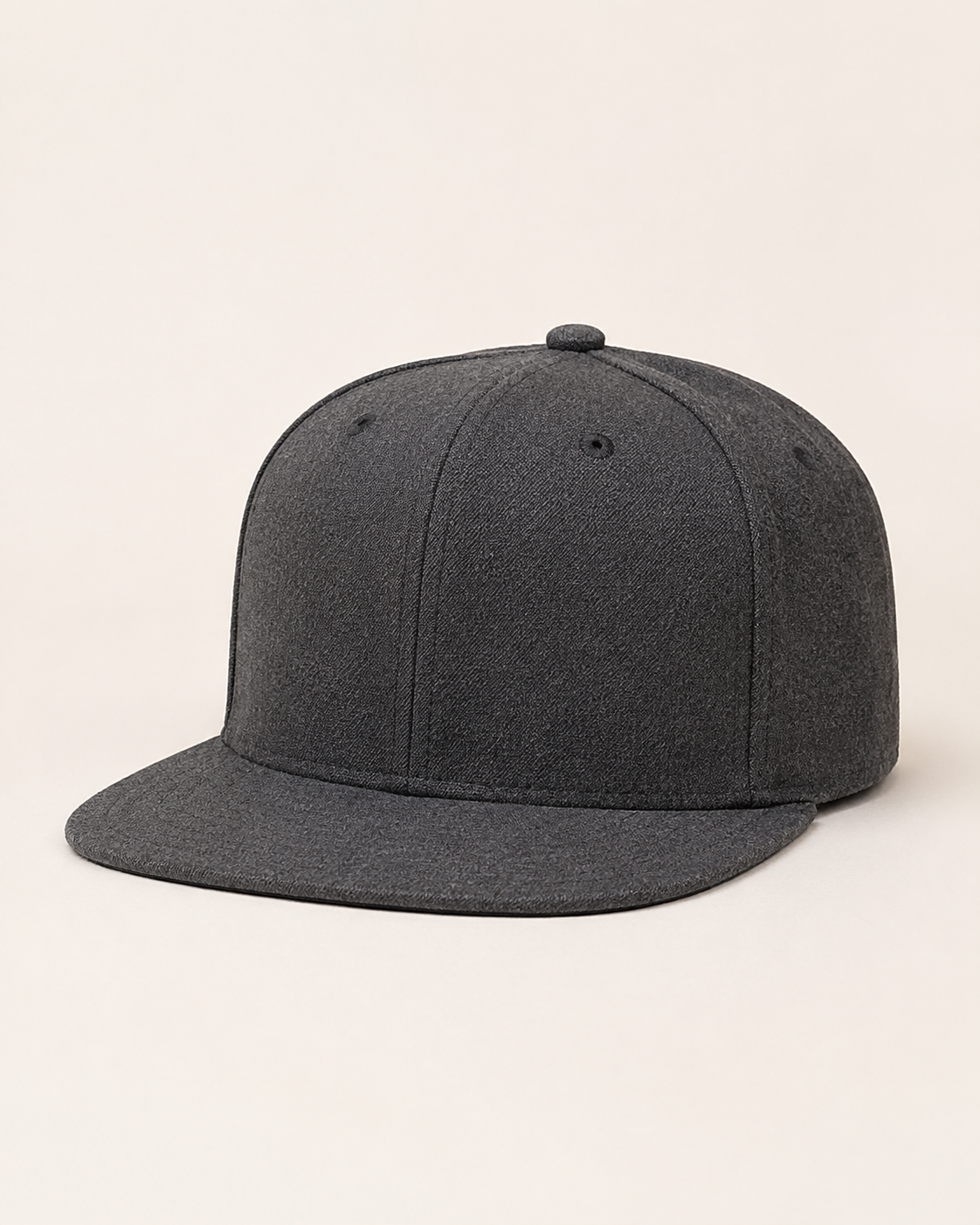 Schwarze Cap mit hochwertig gesticktem Firmenlogo auf der Vorderseite