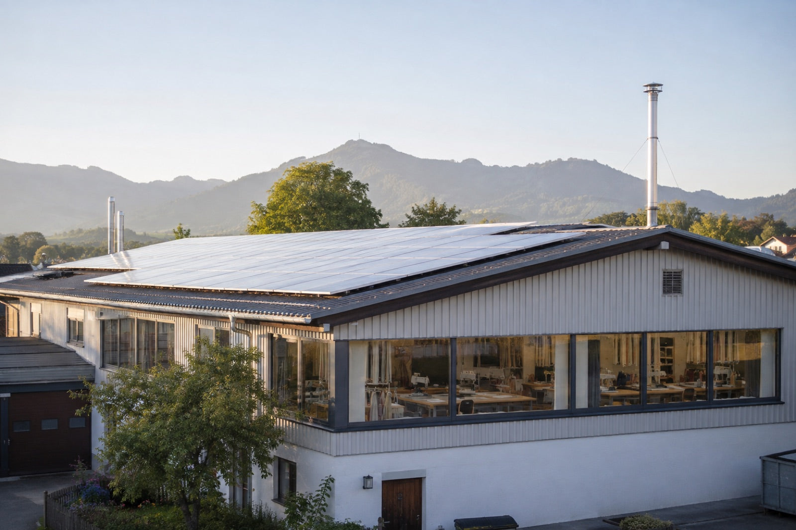 Photovoltaikanlage auf dem Dach einer regionalen Textilproduktion